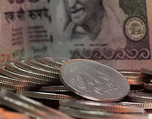 Rupee falls 9 paise in early trade