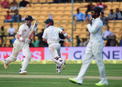 Australia gain advantage after batsmen slog it out