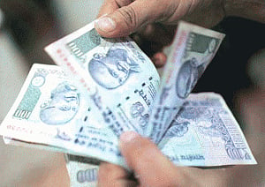 Rupee rebounds 7 paise in early trade