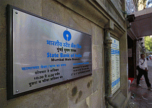 Reconsider penalty for not keeping minimum balance:Govt to SBI