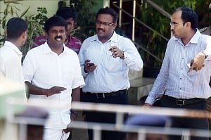 I-T raids on Sasikala's aide raise bypoll heat