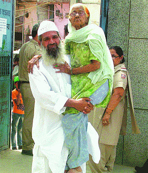 54% Delhiites vote to pick councillors