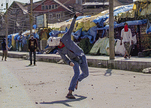 Clashes in few pockets of Kashmir