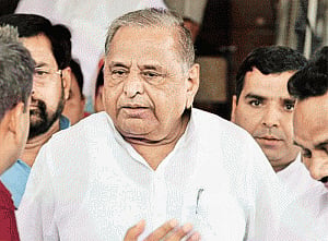 Mulayam blames tie-up with Cong for SP defeat, hints he is against split