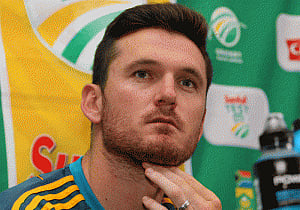 Graeme Smith drops in at South Africa training