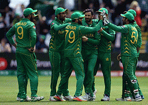 Pakistan punish errant England to enter maiden CT final