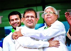 Defiant Sharad joins lalu's rally