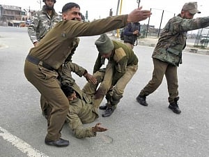 Policeman killed, seven injured in Srinagar militant attack