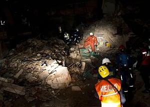 Race to rescue survivors from ruins of Mexico quake
