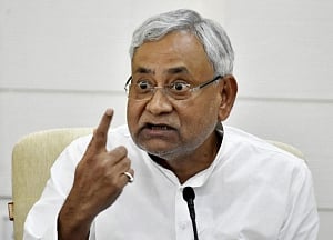 Nitish mocks lalu for organising rally on Srijan 'scam'