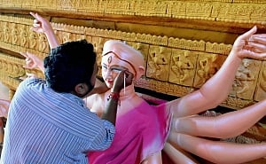 Bengal heritage adorns Delhi Puja pandals