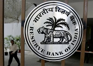 RBI refuses to share details on clean India mission logo on new currency notes