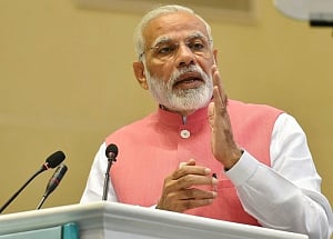 PM slams Cong on Kashmir, accuses it of speaking Pak language