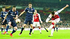 Arsenal advance, Milan held
