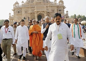 Rahul begins campaign in N Gujarat,offers prayer at Akshardham