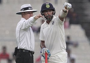 Indisposed umpire Ketttleborough misses third day's play