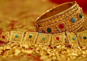 Gold futures up Rs 40 on global cues