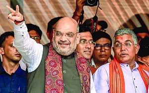Mamata patronising illegal B'deshis: Shah