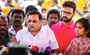 Rebel son Alagiri seeks dad's mantle, declares war on Stalin