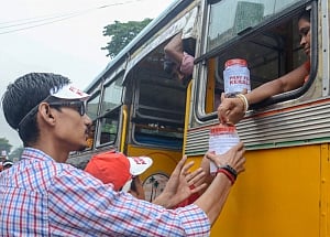 SRK's Meer Foundation contributes towards Kerala flood relief fund