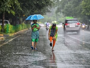 Heavy rains lash Delhi, waterlogging leads to traffic congestions