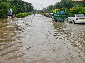 Heavy rains lash Delhi, streets waterlogged