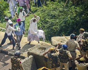 7 cops injured during farmers' protest on Delhi UP border: Police