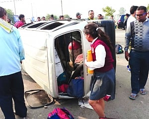 8-yr-old boy dies as carrier auto rams into school van