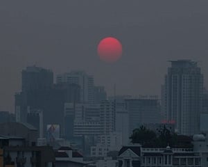 Air quality remains 'very poor'; authorities forecast significant deterioration on Sunday
