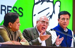 Congress protests raid on Vadra aides, says scared Modi targeting Opp