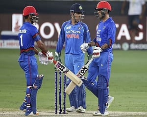 Don't want to get fined: Dhoni takes roundabout dig at umpires