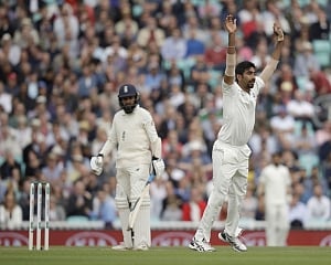 England 304/8 at lunch on Day 2