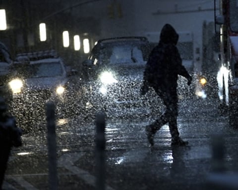 First snow in New York causes traffic disruption