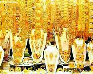 Gold glitters on Dhanteras despite high prices