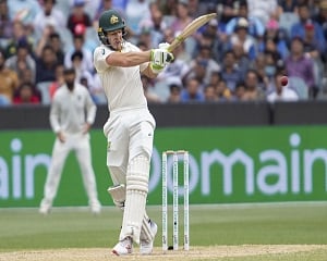 India inch closer to win, leave Australia at 138/5