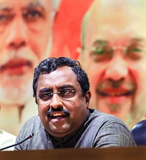 Madhav loses to Omar in tweet battle on Pak link