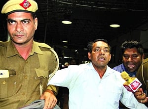 Man throws chilli powder at Kejriwal, arrested