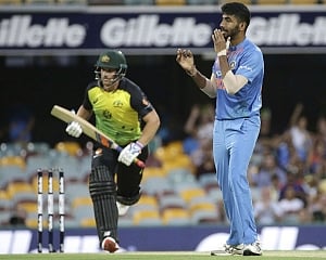 Maxwell, Lynn fire Australia to 158-4 in rain-hit T20