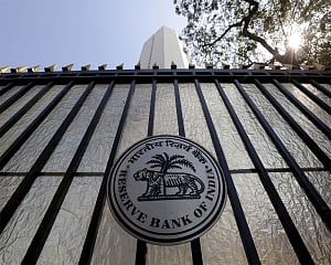 No of ATMs declines by 10,000 to 2.07 lakh in FY18 : RBI