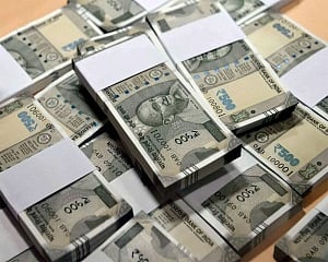 Rupee falls 14 paise against US dollar in opening trade