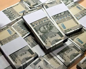 Rupee falls 16 paise to 73.61 against US dollar in early trade