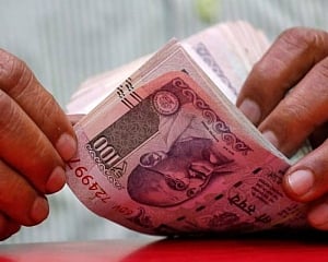 Rupee falls 17 paise to 73.44 against US dollar in early trade