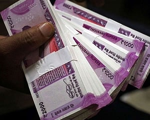 Rupee falls 43 paise to 74.11 against the US dollar in early trade