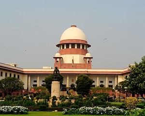 SC pronounces verdict on entry of women of menstrual age in Sabrimala temple