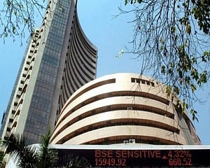 Sensex cracks 34,000-mark, Nifty below 10,200 on weak global cues