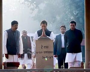 Sonia, Rahul pay tribute to Mahatma at Rajghat