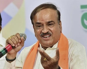 Thousands pay homage to Ananth Kumar in Bengaluru