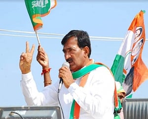 Vanteru Pratap Reddy attempts immolation over search at house, Bid foiled