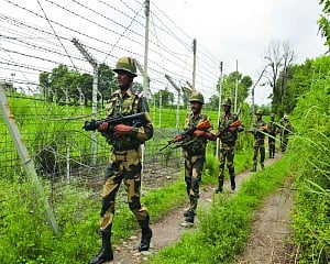 10-12 Pak terrorists sneak into Valley, forces on toes