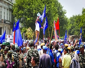 AAP vows mandir wahi banayengey